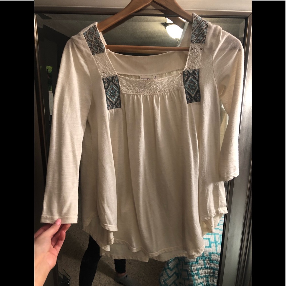 White blouse 💠 blue accent